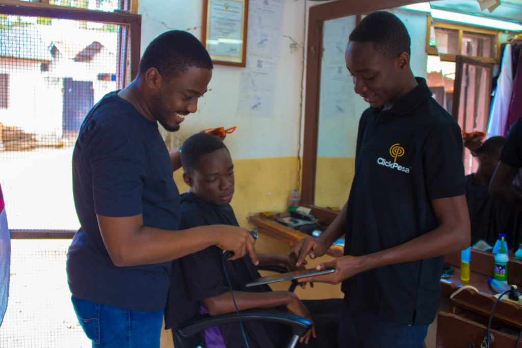 Barber in Mwenge